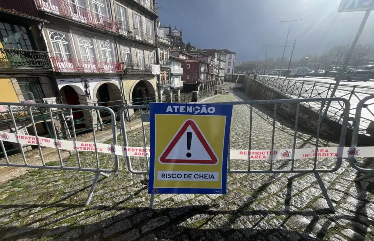 Placa sinaliza via cortada por risco de cheia